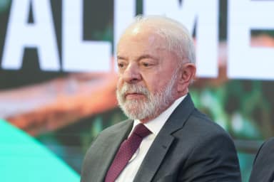 Flávio Bolsonaro tem 42% contra 40% de Lula no 2º turno e empata na Quaest
