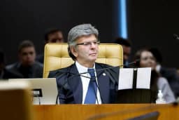 Flávio Bolsonaro pede para Fux anular decisão de Dino sobre Nossa Senhora Aparecida