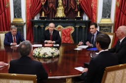 Putin discute guerra na Ucrânia com enviados dos EUA