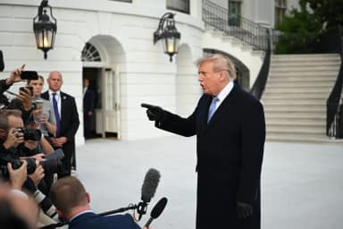 Timothy Kelly suspende por 14 dias veto de Donald Trump a jornalistas na Casa Branca