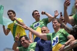 Flávio Bolsonaro arrasta multidão em motociata em BH com mobilização de Nikolas Ferreira