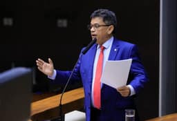“Covardia, traição e medo da Justiça”, diz Márcio Jerry sobre fuga de Flávio Bolsonaro
