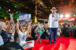 Lula dispara entre mulheres e fica 18 pontos à frente de Flávio, diz CNT/MDA