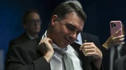 Perfis de Flávio Bolsonaro citavam pós-graduação que ele não fez