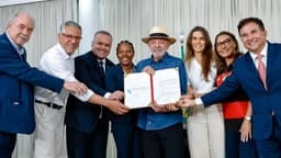 Lula sanciona lei que amplia direitos e profissionaliza futebol feminino