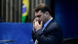 Flávio Bolsonaro tentou falar 4 vezes com Vorcaro antes de prisão do banqueiro