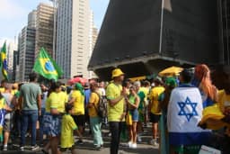 Flávio Bolsonaro usa 7 de Setembro para retomar golpismo