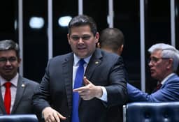 Flávio Bolsonaro falha na obstrução da PEC do fim da escala 6×1