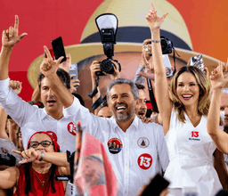 Elmano é reeleito no Ceará e derrota Ciro Gomes no primeiro turno