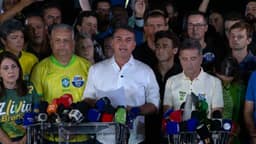 Após descumprimento de ordem, PF cancela passaportes de Flávio Bolsonaro
