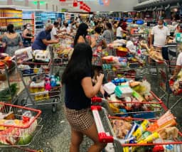 Famílias compram mais arroz, óleo, macarrão e café após proibição das bets, diz Abras