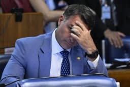 Flávio Bolsonaro desiste de participar de debate da TV Globo