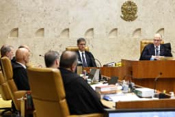 Dino pede vista e suspende julgamento no STF sobre reunião de casos de Moraes e Mendonça