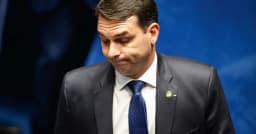 Deputados pedem retenção do passaporte de Flávio Bolsonaro após derrota