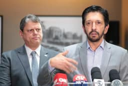 Nunes e Tarcísio divergem sobre enchente no túnel do Anhangabaú, que deixou carros submersos