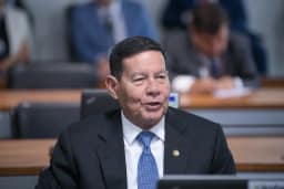 Hamilton Mourão é o único senador a votar contra o fim da escala 6×1