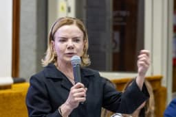 Gleisi pede que TSE derrube posts e perfis que defendem fim do voto feminino