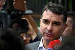 Flávio Bolsonaro lidera com folga entre os eleitores do MS, diz pesquisa