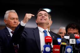 PGR pede depoimento de Flávio Bolsonaro por calúnia contra Lula