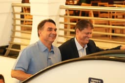 A pretensa ‘transição’ de Flávio Bolsonaro na Presidência e o aceno a Tarcísio