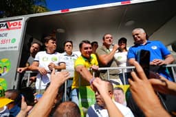 Flávio Bolsonaro diz que é preciso ‘proteger o STF de Alexandre de Moraes’