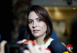 TRE-DF recua e libera propaganda de Michelle com imagem de Bolsonaro