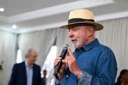 Lula promete criar Pé-de-Meia universitário com bolsa de R$ 700