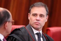Mendonça manda redes sociais removerem posts sobre Flávio Bolsonaro e Nossa Senhora