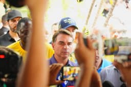 TRE-DF atende Flávio Bolsonaro e proíbe funcionário do Planalto de fazer posts sobre as eleições