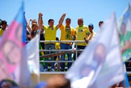 Flávio Bolsonaro tenta reeditar motociatas do pai, mas expõe rachas do bolsonarismo em Sergipe