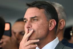 Voo da fuga de Flávio Bolsonaro foi pago por intermediário a partir dos EUA