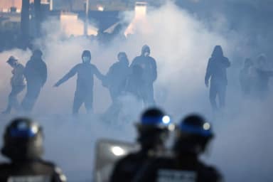 França tem 413 escolas bloqueadas em protesto estudantil por mais recursos