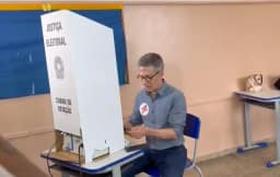 Zema descumpre regra e usa celular na cabine de votação
