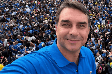 Flávio Bolsonaro estreia na Marcha para Jesus e fala em ‘guerra espiritual’