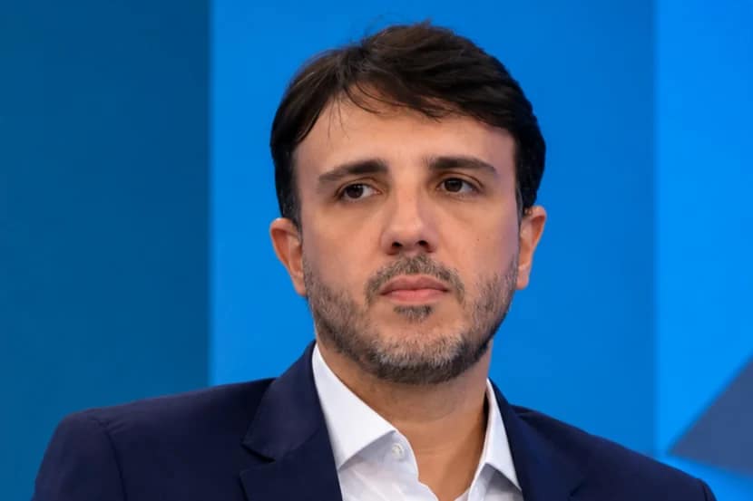 TSE barra Renan Santos em debates e trava R$ 3,3 milhões do fundo eleitoral
