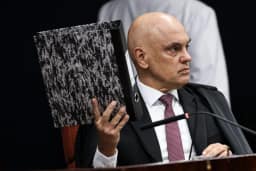 Prestes a ser julgado, Moraes volta a criticar André Mendonça