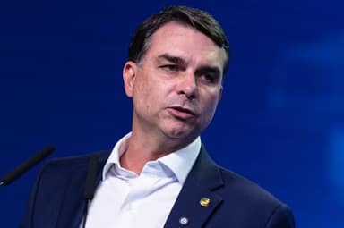 Flávio Bolsonaro se irrita com perguntas sobre “Dark Horse” em entrevista