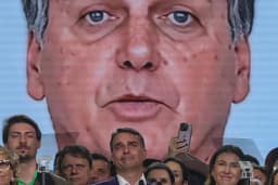 Flávio diz que campanha “estudou a lei” antes de usar IA de Bolsonaro na Convenção