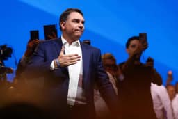 Enviados de Trump barrados pelo Brasil planejavam encontro com Flávio Bolsonaro