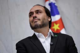 Carlos Bolsonaro pode perder candidatura ao Senado após investigação do MP