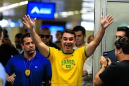 Flávio Bolsonaro diz que recusará segurança da PF na campanha por medo de “infiltrados”