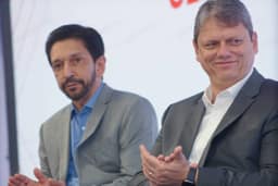 TRE-SP proíbe propaganda de Tarcísio com Nunes por desrespeito a limites