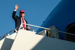 Jornalistas se revoltam após Trump deixá-los em avião usado como “isca” contra o Irã