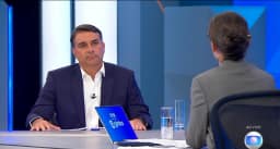 Flávio Bolsonaro se enrola no JN ao explicar homenagem a Adriano da Nóbrega