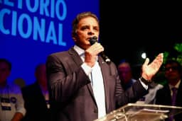 Após quatro décadas na política, Aécio Neves anuncia que não será candidato