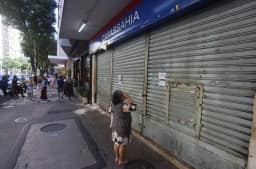Demitidos da Casas Bahia podem ter descontos nas verbas rescisórias; entenda