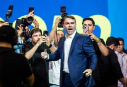 Flávio Bolsonaro propõe criar presídios aos moldes de Bukele