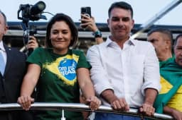 Flávio Bolsonaro elogia Michelle e promete acesso ao Planalto