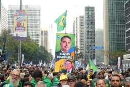JN trata como celebração ato golpista e flopado de Flávio Bolsonaro na Paulista