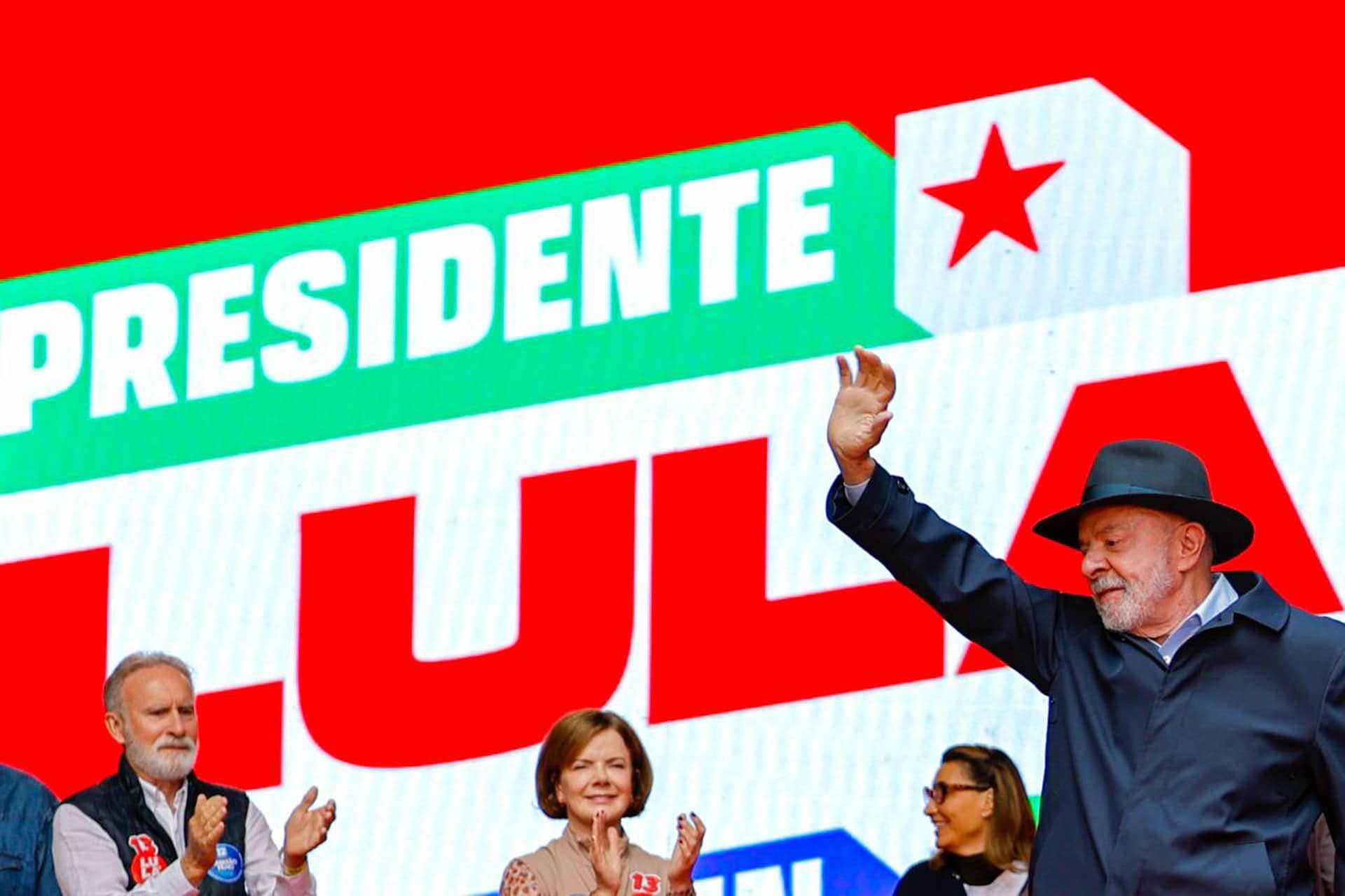Lula chama Eduardo Bolsonaro de traidor da pátria em comício em Ceilândia